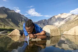 Lifestraw komt met een waterfilterrietje waarmee je veilig water uit de natuur kunt drinken