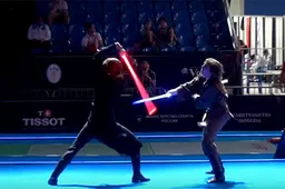 Lightsaber bazen trakteren het publiek op episch duel