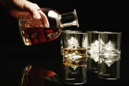 Dit Mount Everest whiskyglas maakt je drankje koud in 18 seconden