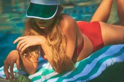 Blake Lively zet Instagram in vuur en vlam met fotoshoot in rode bikini