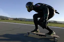 Gast knalt met bijna 100 km/u op een longboard over een landingsbaan, verbreekt het wereldrecord en gaat keihard op z’n bek