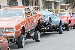 Bouncende wagens en glimmende lak in de film Lowriders