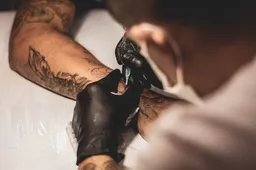 Man laat drollen van zijn zes kinderen op zijn kuit tatoeëren