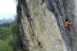 Chinese Spiderman beklimt een van de moeilijkste klimroutes ter wereld