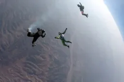 Dude springt zonder parachute van 7,6 kilometer naar beneden
