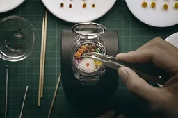 Gekke Japanners bouwen horloge om tot de kleinste lunchtrommel die je ooit gezien hebt