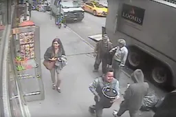 Random dude op straat neemt tonnetje vol goudsnippers mee