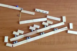 Ingenieuze Rube Goldberg Machine is van hypnotiserende gruwelijkheid