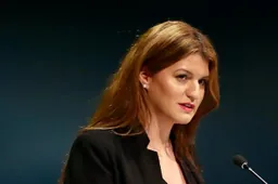 Marlène Schiappa, de Franse staatssecretaris, poseert op de cover van de Playboy