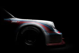 Martini-Porsche is uitdagend als Yolanthe in deze sexy fotoshoot