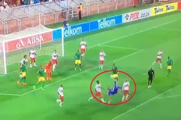 Keeper scoort in de laatste minuut gelijkmaker met een omhaal