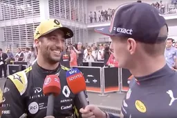 Max Verstappen krijgt een microfoon in handen en interviewt  Daniel Ricciardo op hilarische wijze