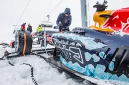 Max Verstappen op wintersport met z’n F1-bolide