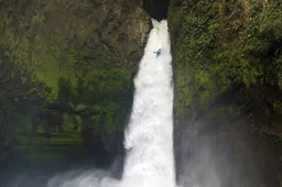 Waanzinnige dronebeelden laten beelden zien van een kajakker die van waterval flikkert