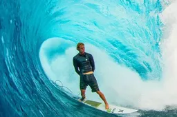 Kijk en geniet hoe surfkoning John John Florence de golven aanpakt