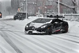 Stelletje snowboardt achter een driftende Lamborghini Huracán Performante