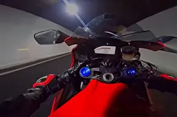 Professioneel waaghals Max Wrist wheeliet met 200km/u door de nacht