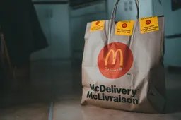 Een Amerikaanse jongen ontvangt Mc Donalds bestelling met duizenden dollars