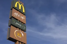 Een boef steelt een auto om hem vervolgens terug te brengen na een bezoekje aan de McDonalds