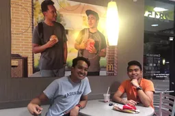 Gast hangt poster van zichzelf op in McDonald's en niemand heeft iets door
