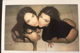 Megan Fox doet wederom very sexy met Kourtney Kardashian