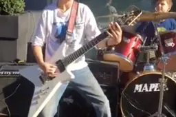 Drie jonge mannetjes rocken als extreme bazen in te gekke jamsessie op straat