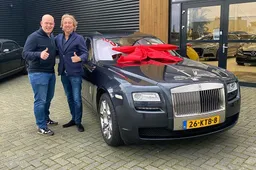 Michael van Gerwen pronkt met zijn nieuwe Rolls-Royce