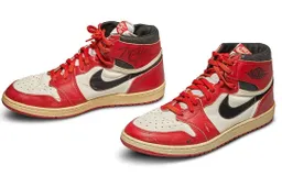 Schoenen van Michael Jordan uit 1985 voor dik bedrag onder de hamer