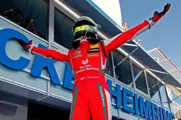 Mick Schumacher maakt ritje in Formule 1-bolide van zijn pa