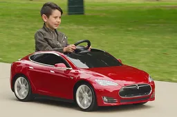 Dit mini-Teslaatje is het tofste cadeau dat je een klein ventje kan geven