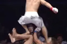 MMA-vechter trapt tegenstander keihard in gezicht en heeft onmiddellijk spijt