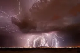 Stormjager heeft de sickste stormen gevolgd en vastgelegd in deze nature porn film
