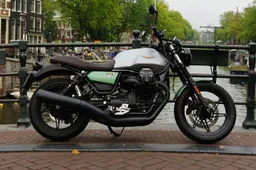 Babe magnet Moto Guzzi V7 Stone Centenario gaat terug naar het pure motorrijden