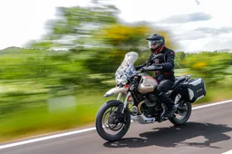 Moto Guzzi V85 TT Travel maakt de avonturier in je los