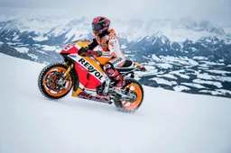 MotoGP kampioen Márquez knalt met zijn Honda de besneeuwde Alpen op