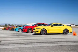 The World's Greatest Dragrace is back met twaalf badass sportwagens