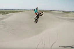 Freestyle motocrosser Ronnie Renner ownt zandvlaktes van Idaho