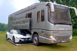 1,7 miljoen kostende camper heeft een garage voor je supercar