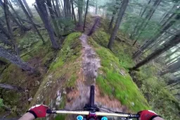 POV beelden van mountainbike afdaling in het bos zijn extreem vet