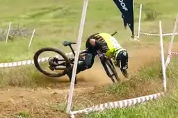 Mountainbiker valt drie keer binnen 45 seconden tijdens race