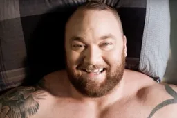 Deze hilarische video toont een dag uit het leven van The Mountain