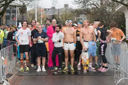 Lopend circus tijdens de vierde editie van Movember Run Amsterdam