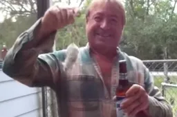 Man gebruikt havik om zijn biertje open te maken