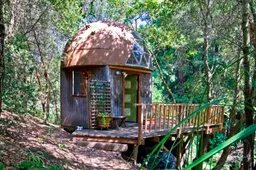 Dit champignon-achtige Airbnb hutje is razend populair