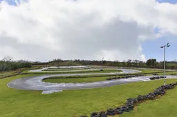 Dit huis met kartbaan in de achtertuin is een koopje