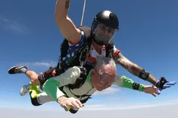 103-jarige man zet wereldrecord voor oudste skydiver ter wereld