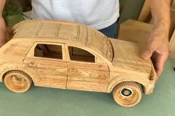 Deze handige man bouwde een houten Audi Q7 tot in detail na