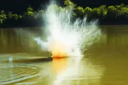 De reactie van natrium in het water is moddervet