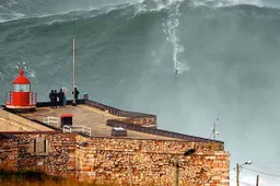 Pro's surfen op de mega golven in Nazaré