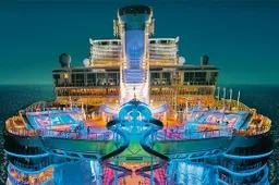 Het grootste cruiseschip ter wereld vaart nu op zee en is paradijs op de oceaan